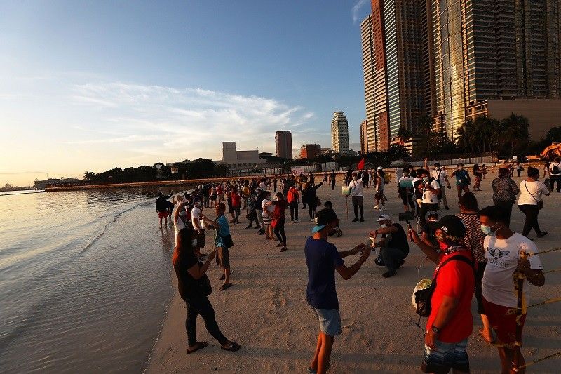 2 kumpanyang nagmina para sa 'Manila Bay white sand' suspendido ng DENR