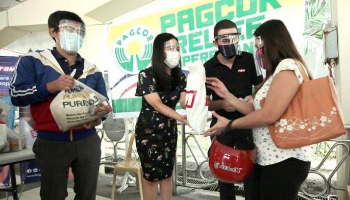 Quezon City, PAGCOR give relief packs to jeepney drivers