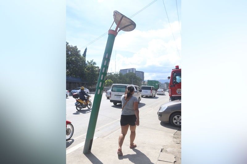 Upat nakonbikto tungod sa overpriced lampposts