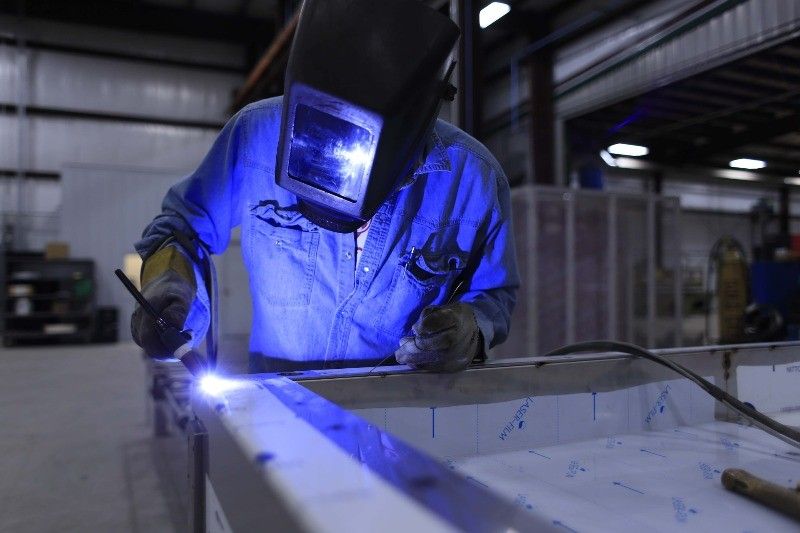 Pemulihan ekonomi yang ‘rapuh’ menghambat produksi pabrik pada tahun 2022
