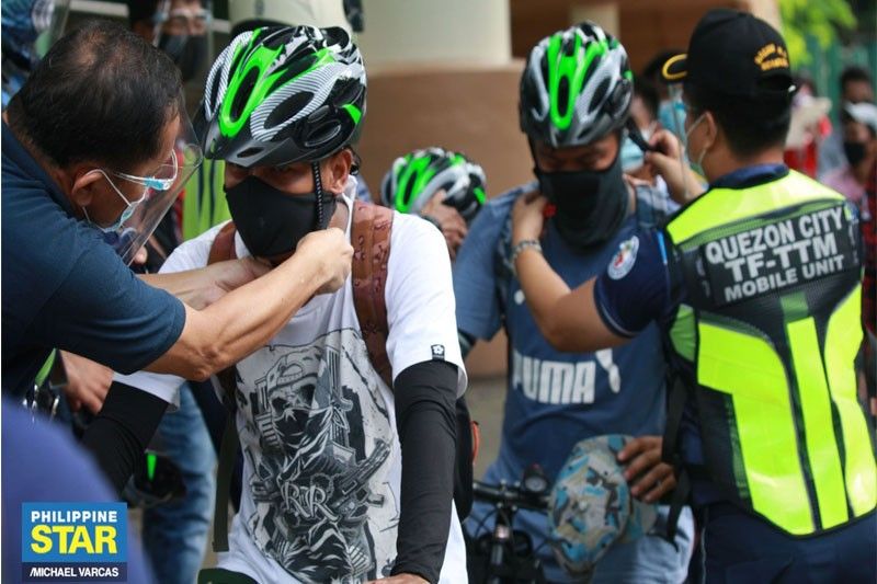 2,000 bike helmets, ipinamahagi ng Quezon City government
