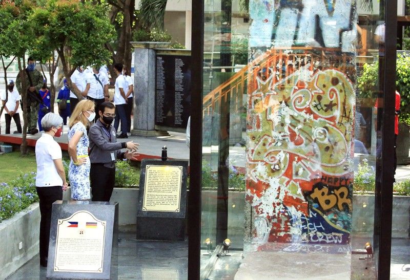 Berlin Wall fragment unveiled in Manila