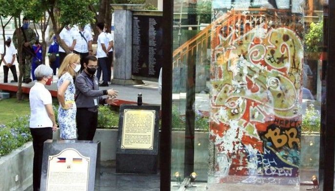 Berlin Wall fragment unveiled in Manila