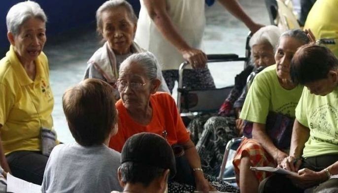 Seniors atat nang mag-mall at mag-grocery