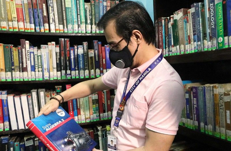 Isko opens public library in Ermita