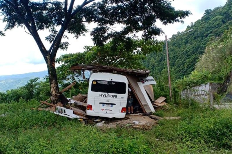 Coaster nabangga sa bunkhouse duha angol