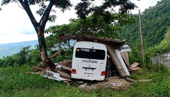 Coaster nabangga sa bunkhouse duha angol