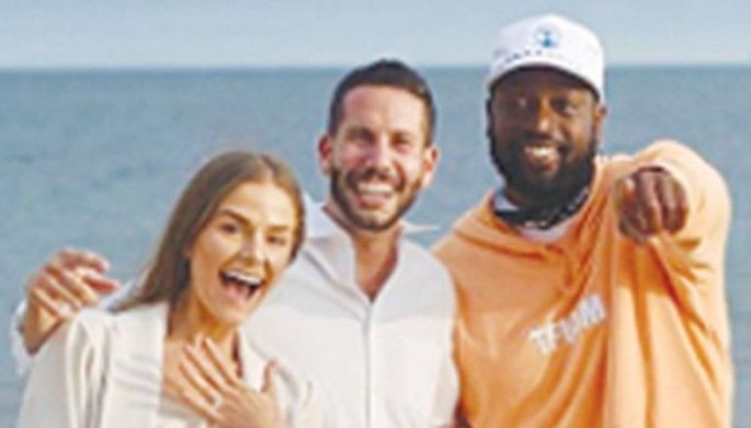 Wade photobomber sa marriage proposal