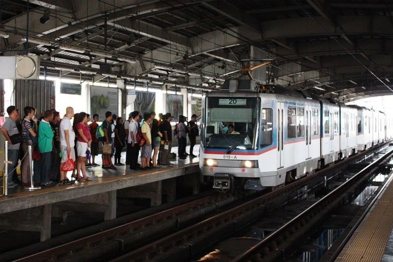 MRT-3, nagtalaga ng marshals sa train stations