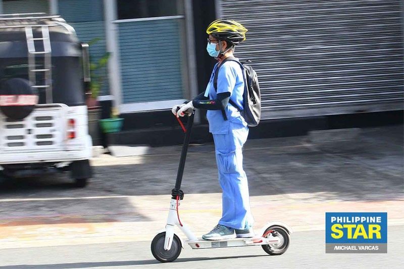 Mga drayber sa e-scooter pasul-obon og helmet