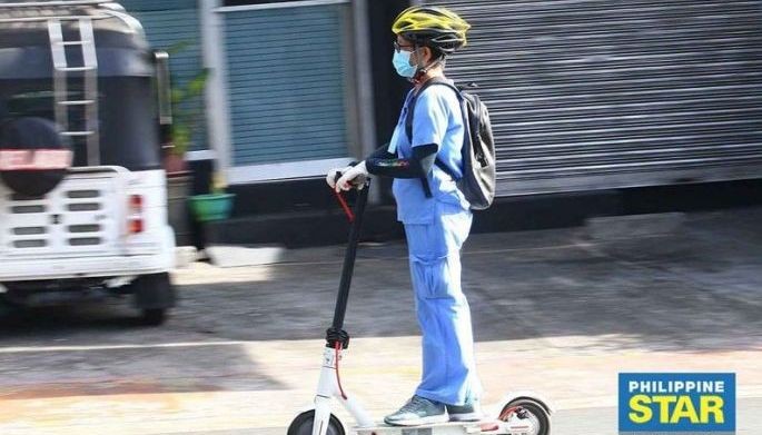 Mga drayber sa e-scooter pasul-obon og helmet