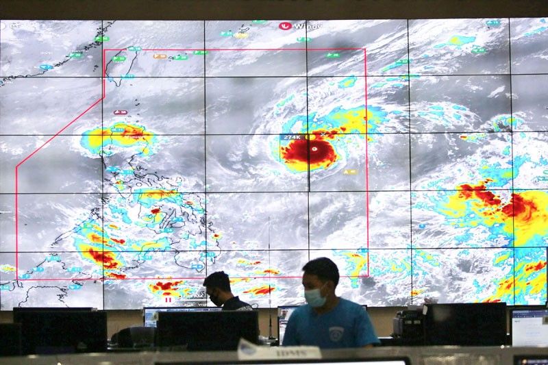 Powerful typhoon roars toward Philippines