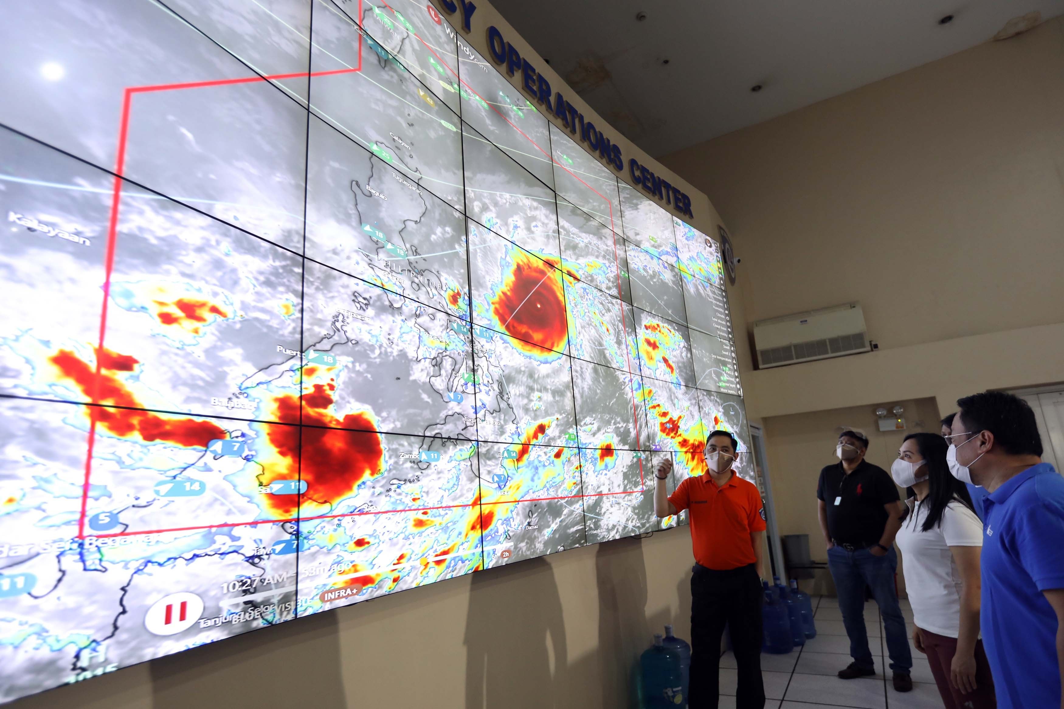 More areas under Signal No. 3 as â��Rollyâ�� maintains strength