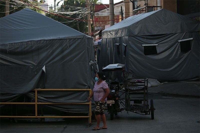 Naka-quarantine sa mga tents, inilikas