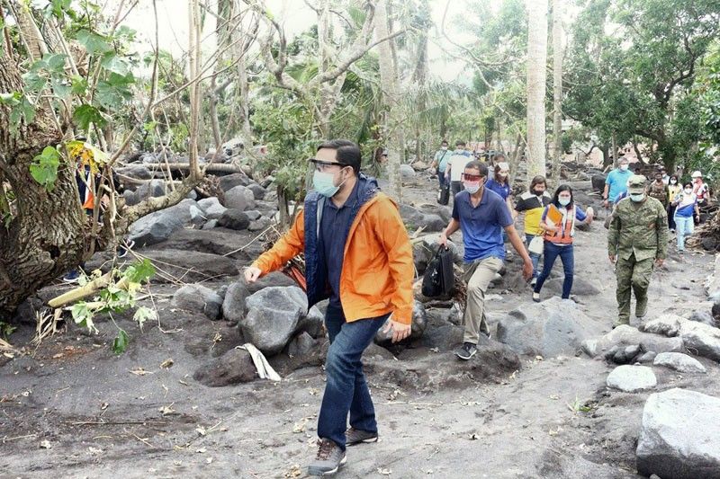 Villar inspects storm-ravaged areas in Bicol