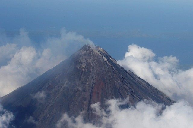 Mayon still on Alert Level 1 after 2 volcanic quakes â�� Phivolcs