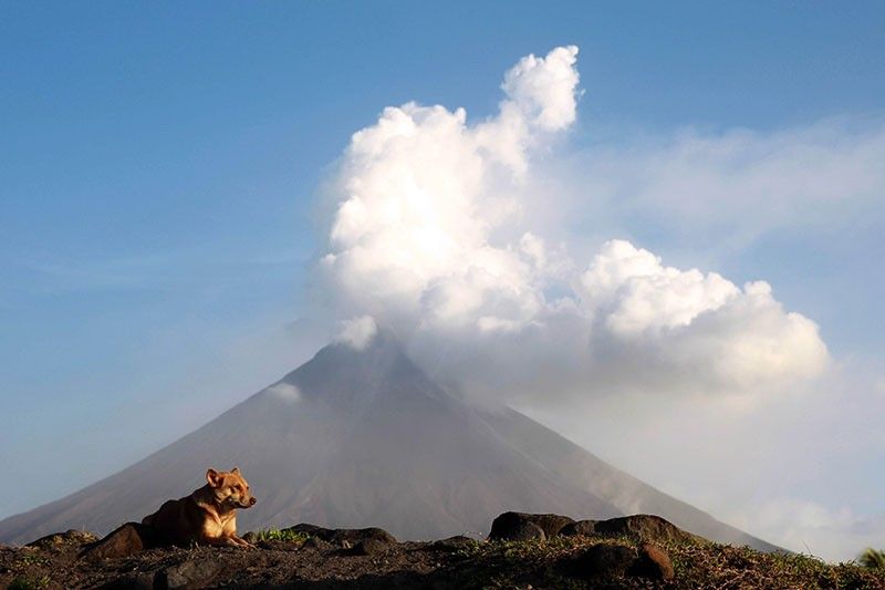 Mayon nagdulot ng 2 'volcanic earthquakes,' binabantayan ng Phivolcs