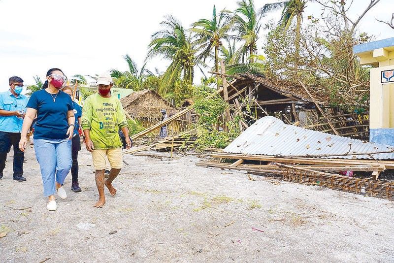 Robredo visits village headed by captain who swore her in