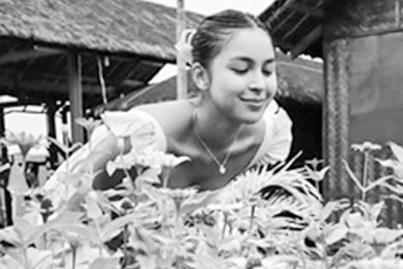 Julia, sa resort ni Gerald umamoy-amoy ng bulaklak