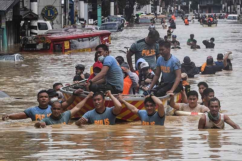 Major floods in Manila as typhoon batters Philippines