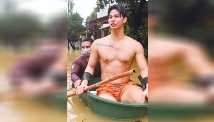 Hunk model/actor, sumakay sa batya para magdala ng pagkain