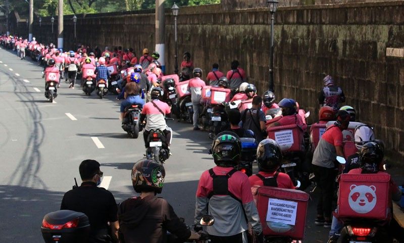 Food Panda riders, nagprotesta