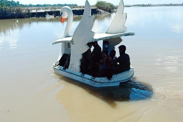 Baguioâ��s swan boats used as transpo for Cagayan flood-hit residents