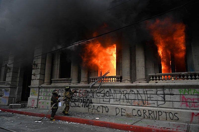 Protesters burn Guatemalan Congress to demand president resign