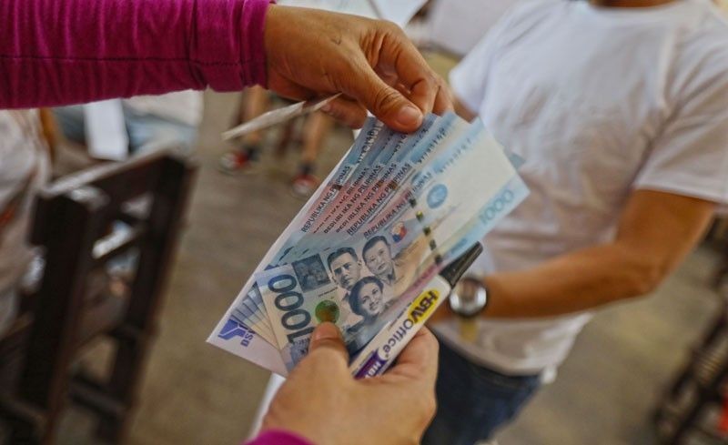 Manila grants P5K aid to contractual workers