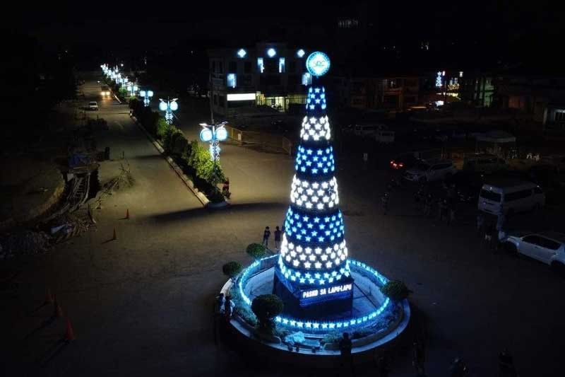 Lapu-Lapu lights up 30-foot â��tree of hopeâ��