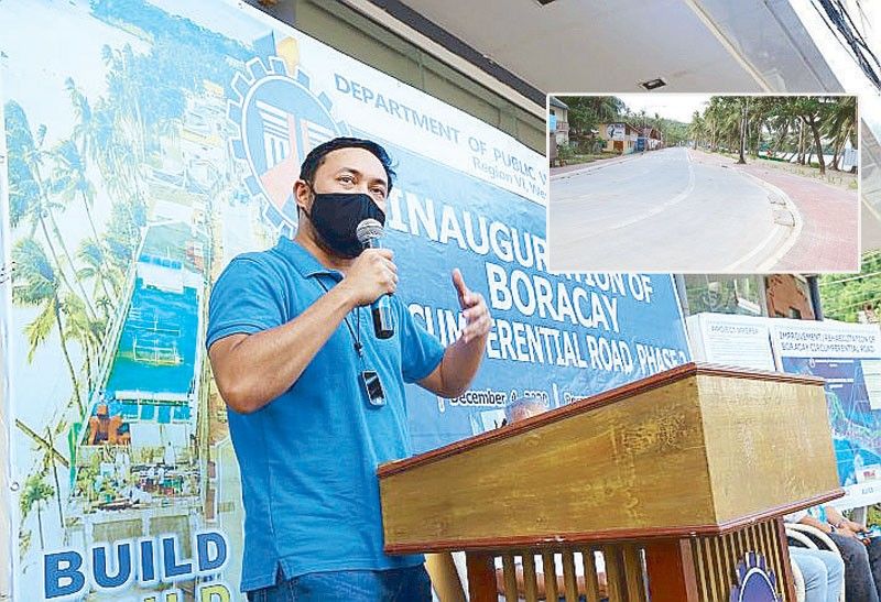 Villar opens Boracay circumferential road | Philstar.com