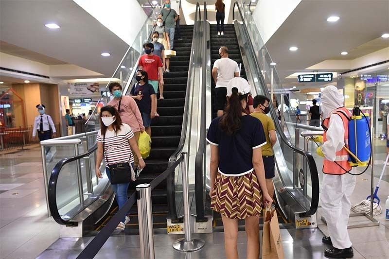 Malls at matataong lugar bantay-sarado