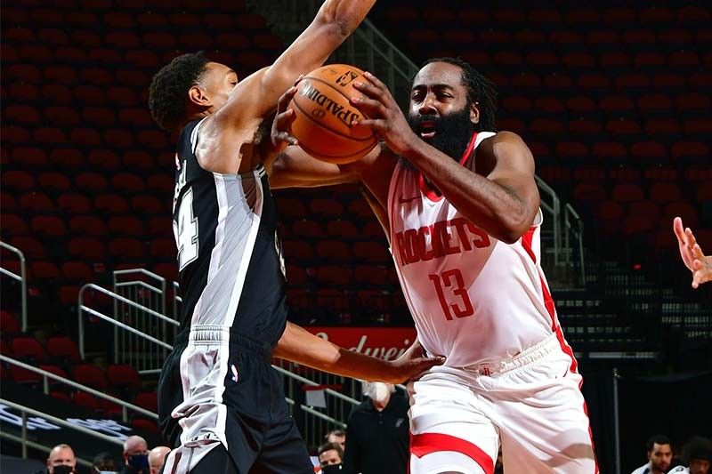 Rockets win in Harden return, Kings foil Warriors comeback in preseason games