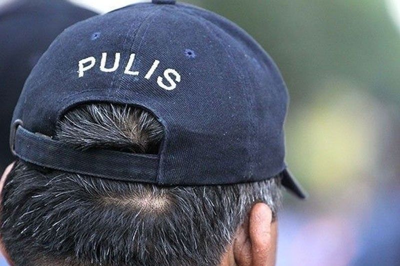 2 pulis, 2 pa tiklo sa pangongotong