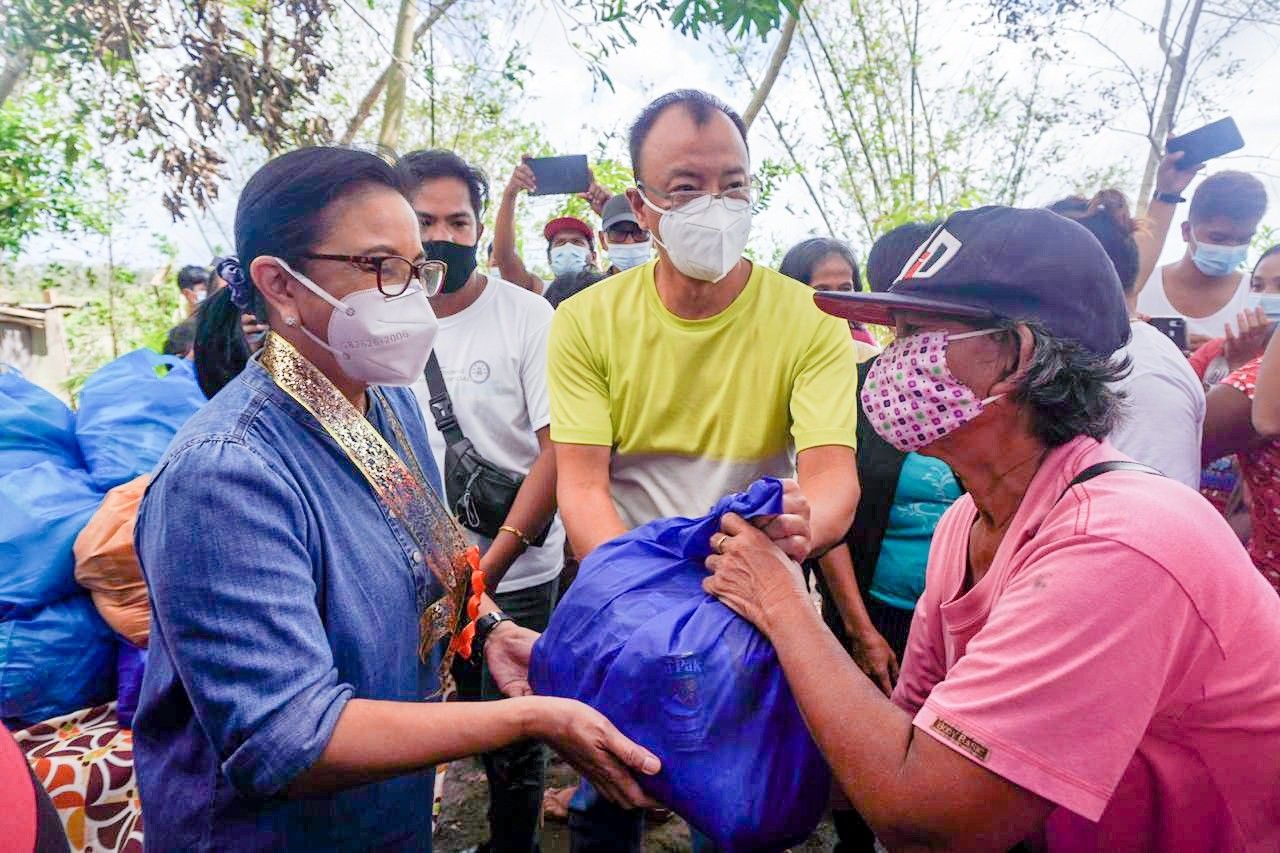 As #NasaanAngBisePresidente trends, Robredo has been helping out all along