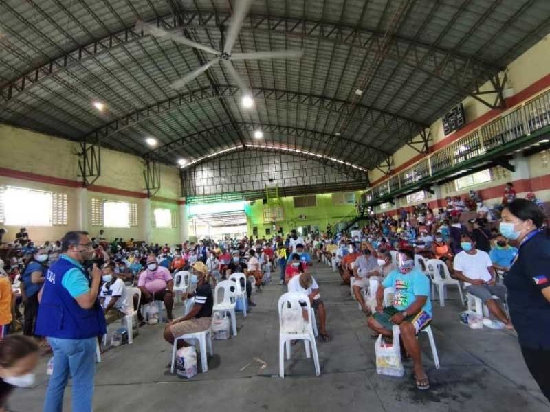 Talisay City fisherfolks get aid from Bong Go, DSWD