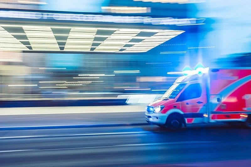 Ambulansiyang may lulang pasyente tumagilid sinalpok ng taxi