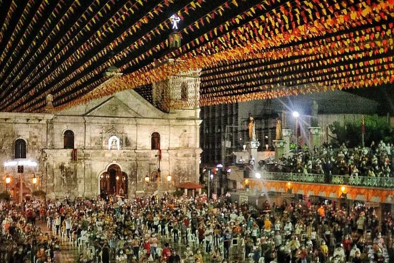 Novena crowd within allowed capacity