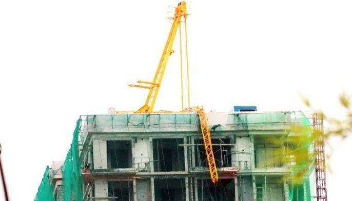 Tower crane falls in Pasay