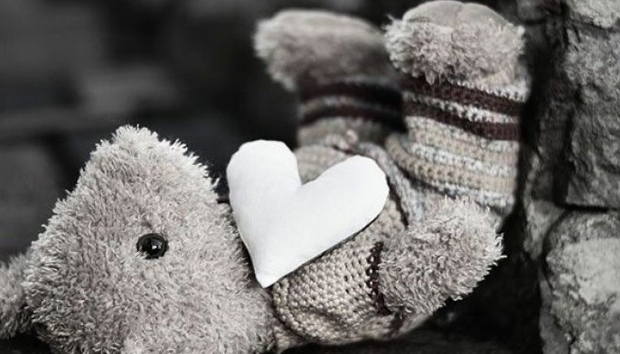Seamstress makes teddy bears out of COVID-19 victims' clothes