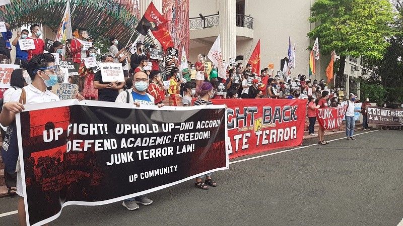 UP pinababawi pag-atras ng DND sa pagbabawal ng pulis, militar sa campus