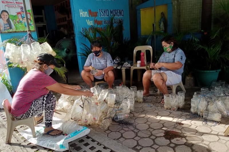 As lockdown looms, community groups urge â��ayudaâ�� for informal waste workers
