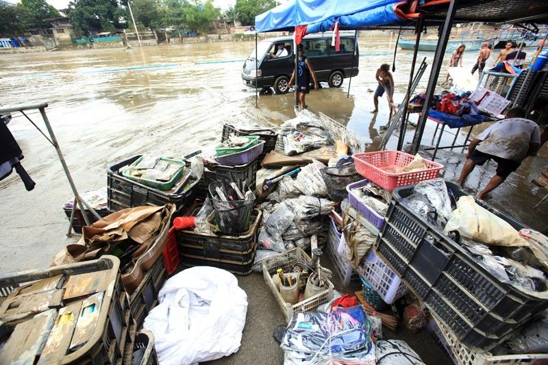 Families flee as Marikina River reaches alert level