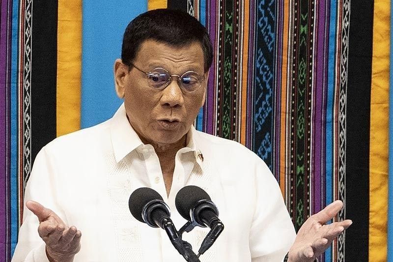 Pamilya ng mga pulis at sundalo kasama sa prayoridad sa bakuna â�� Duterte