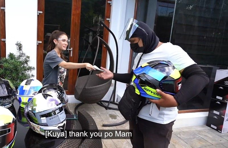 Ivana Alawi namudmod ng P10k, helmet sa mga 'nagoyong' delivery rider