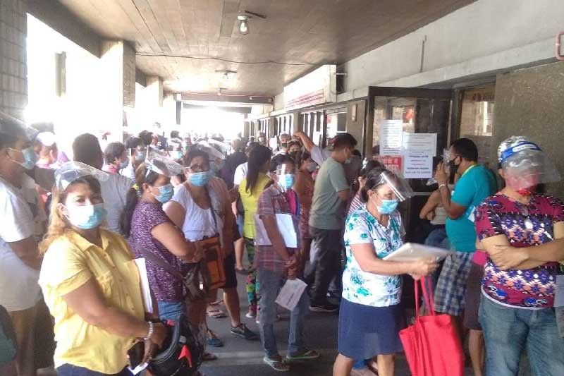 Vendors flock to the Comelec to get CH aid