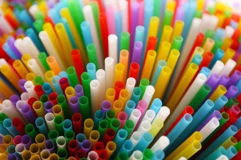 Plastic straws, coffee stirrer bawal na â�� DENR