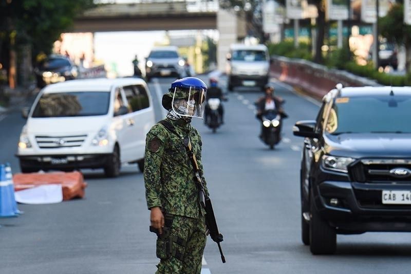 Face masks in vehicles only required when riding with others — DOTr, DOH