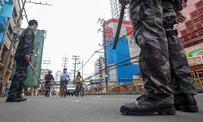 Pulis-Cebu na nanghataw ng quarantine violator sibak, haharap sa 'torture law'