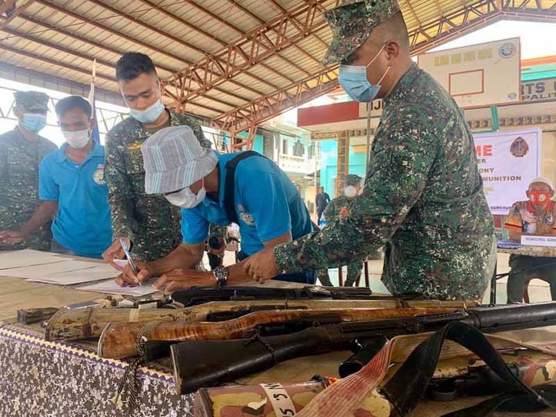Residents of Tawi-Tawi town turn over 8 unlicensed guns